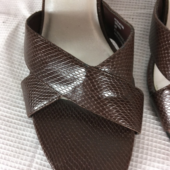 Bay Studio womens brown faux croc open toe sandals - Picture 3 of 7